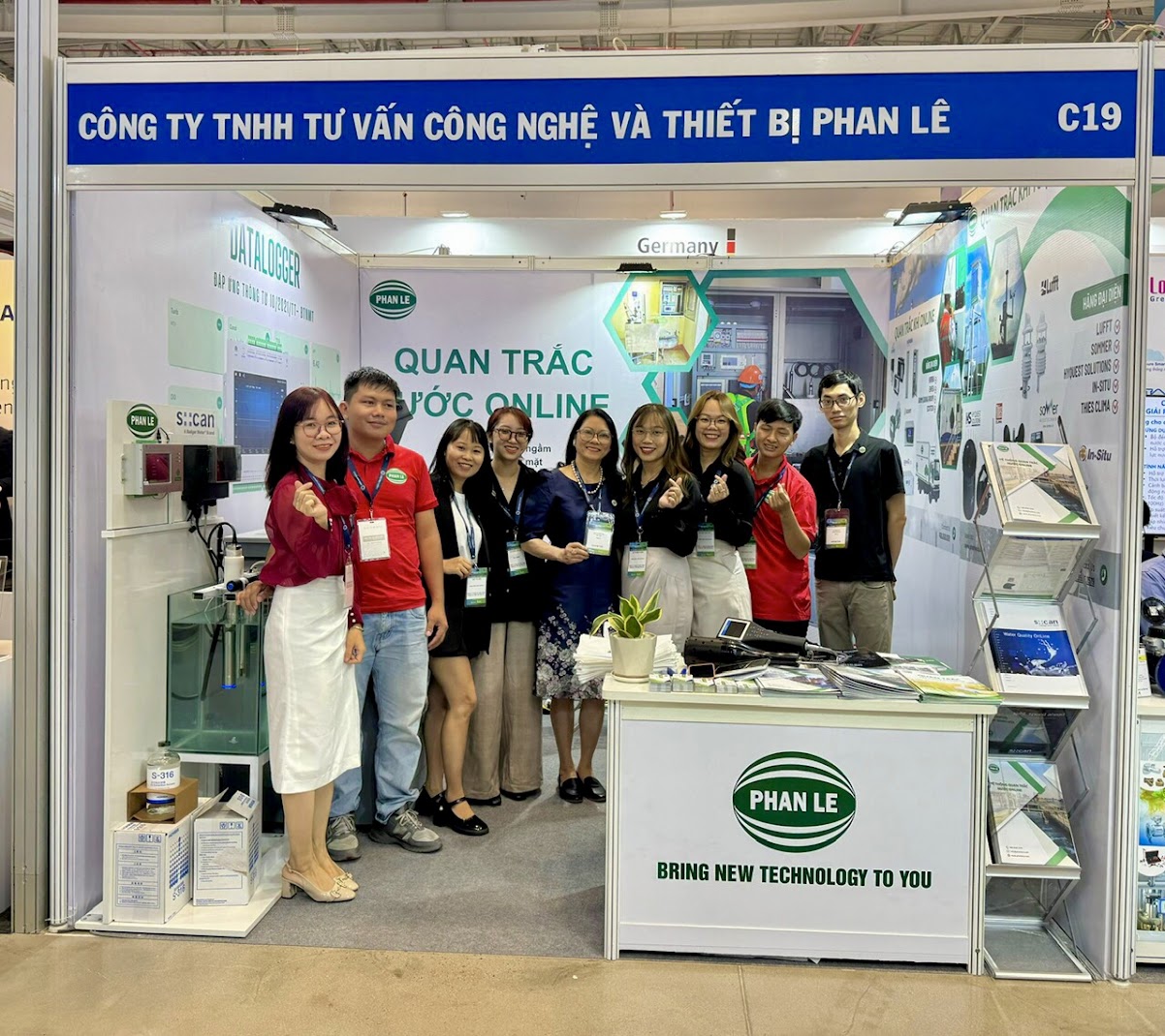 Đội ngũ nhân viên kinh doanh Công ty Phan Lê tư vấn thiết bị môi trường chuyên nghiệp